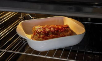 A continuació, poseu la carbonatada al forn a la mateixa temperatura i continueu coure durant 7-8 minuts per banda i banda fins que estigui daurada.