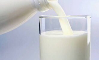 Hoe maak je klassieke gebakken donuts met kefir in een koekenpan? Warme kefir wordt gecombineerd in een diepe kom met droge ingrediënten en (suiker, frisdrank en zout). Het is niet nodig om de baking soda te blussen, omdat het zuur in kefir voldoende is om het bakpoeder te laten werken.