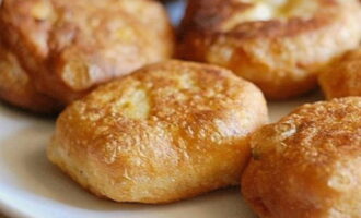 De afgewerkte donuts kunnen indien gewenst worden bestrooid met poedersuiker. 