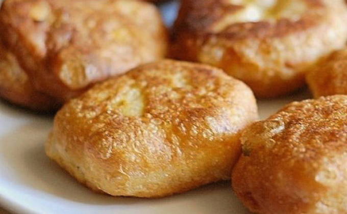 Klassieke beschuitbollen in een koekenpan