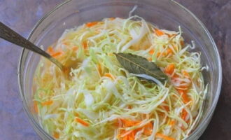 Thêm cà rốt vào bắp cải và trộn đều. 