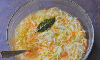 Để bắp cải ướp trong 1,5 giờ.