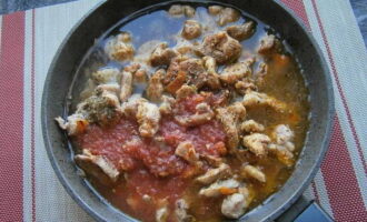 A continuació, aboqueu el brou a la paella, aboqueu-hi el suc de tomàquet, afegiu-hi sal i espècies. Remeneu i deixeu coure el plat a foc lent durant 30 minuts.