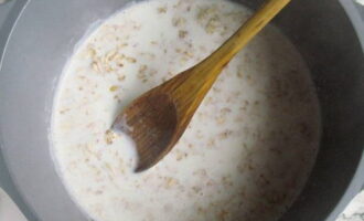 Blanda ingredienserna och koka gröten på medelvärme.
