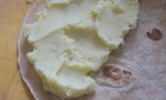 Plaats de aardappelpureevulling op de ene helft van de afgewerkte tortilla en vouw de tortilla dubbel. Om te voorkomen dat de taarten breken, moet je dit doen terwijl ze nog heet zijn.