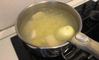 Schil de aardappelen, snijd ze in blokjes en doe ze in een pan, kook gedurende 10 minuten.