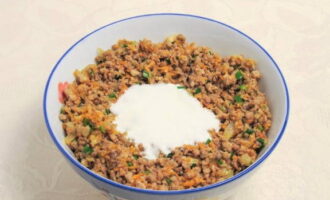 Escalfeu una petita quantitat d'oli vegetal en una paella i daureu-hi les cebes picades.A continuació, poseu la carn picada, afegiu-hi sal i espècies, barregeu-la i sofregiu-la un parell de minuts juntament amb la ceba. A continuació, afegiu les pastanagues ratllades i barregeu. Al cap d'un parell de minuts, aboqueu-hi les verdures, remeneu-les i retireu-les del foc. Aboqueu el kefir a la carn picada lleugerament refredada i barregeu-la. Escalfeu una petita quantitat d'oli vegetal en una paella i daureu-hi les cebes picades. A continuació, poseu la carn picada, afegiu-hi sal i espècies, barregeu-la i sofregiu-la un parell de minuts juntament amb la ceba. A continuació, afegiu les pastanagues ratllades i barregeu. Al cap d'un parell de minuts, aboqueu-hi les verdures, remeneu-les i retireu-les del foc. Aboqueu el kefir a la carn picada lleugerament refredada i barregeu-la.