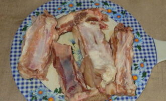 Hacka fläsket i portioner, skölj med kallt vatten och ta bort överflödig fukt med en servett.
