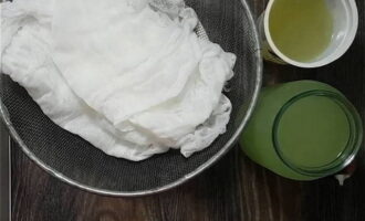 Sau khi rã đông, di chuyển cấu trúc này đến bất kỳ nơi lạnh nào, có thể trong tủ lạnh. Giữ kefir ở trạng thái này trong 12–36 giờ, vì độ cứng của phô mai phụ thuộc vào thời gian. Định kỳ đổ váng sữa đã tách ra khỏi bát, sau đó bạn có thể tùy ý sử dụng.