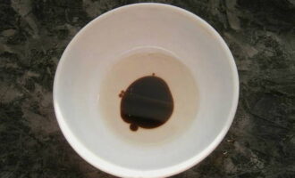 Se amestecă uleiul vegetal cu oțetul balsamic.