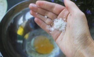 En un bol, batem l'ou amb la sal i el sucre restant.