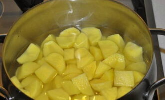 Schil de aardappelen en snijd ze in blokjes. Doe de aardappelen in een pan, bedek ze met water en kook.