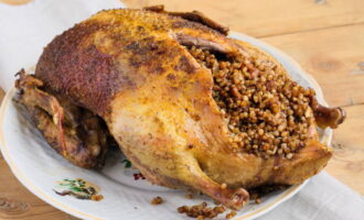 Eend met boekweit in de oven