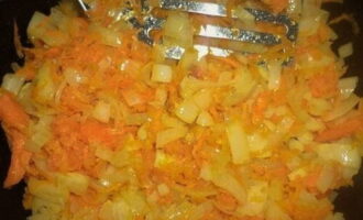 Paral·lelament, peleu les cebes i les pastanagues, piqueu-les i fregiu-les amb dues cullerades de mantega fins que estiguin lleugerament daurades.