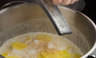 Poseu les patates en una cassola, aboqueu-hi la nata i bulliu la verdura durant 10 minuts. A continuació, afegiu-hi l'all picat, la sal, la nou moscada i el pebre mòlt.