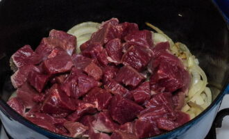 Tăiați carnea de vită în cuburi de 1,5 centimetri lățime. Peste ceapa se pune carnea si se caleste rapid pe toate partile. Tăiați carnea de vită în cuburi de 1,5 centimetri lățime. Peste ceapa se pune carnea si se caleste rapid pe toate partile.