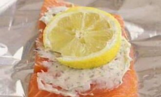 Lägg en citronskiva ovanpå.