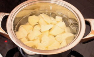 Doe de aardappelen in een pan, voeg water toe en kook tot ze gaar zijn.