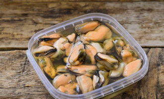 Escorreu la marinada dels musclos en conserva i poseu-los en un bol amb la resta d'ingredients picats.
