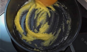 A continuació, desfem la mantega en una paella, afegim la farina, remenem i sofregim fins que estiguin daurades. 
