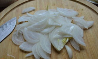 Snijd de ui in dunne halve ringen en giet de marinade (appelciderazijn + water + een snufje suiker) gedurende 10 minuten. Giet vervolgens na 10 minuten de marinade af en doe de uien in een slakom.