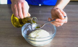 Afegiu oli d'oliva a la massa.