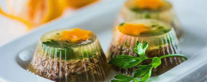 Gegeleerd vlees met gelatine