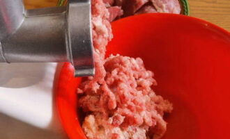 Mal köttet, löken och vitlöken genom en köttkvarn. Du kan upprepa proceduren igen för att göra köttfärsen mer enhetlig.