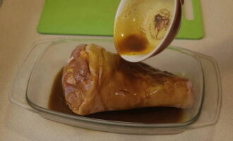Plaats de schenkel in een geschikte vorm en vul deze met honingmarinade. Zet de schenkel minimaal een half uur in de koelkast om te marineren.