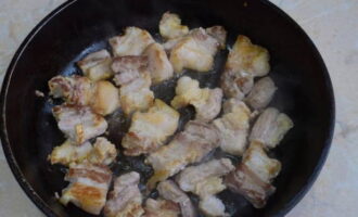 ทอดหมูในน้ำมันดอกทานตะวันที่อุ่นจนเป็นสีเหลืองทอง