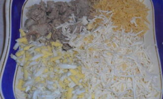 Grate din ang hard at processed cheese sa isang magaspang na kudkuran. Ilagay ang lahat ng tinadtad na sangkap sa isang mangkok.