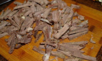 Com preparar una amanida de rave senzilla i saborosa? La carn prèviament bullida i refrigerada es talla a tires fines.