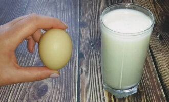 I en annan behållare, kombinera en mejeriprodukt (kefir, gräddfil eller yoghurt) med ett ägg och vegetabilisk olja. 