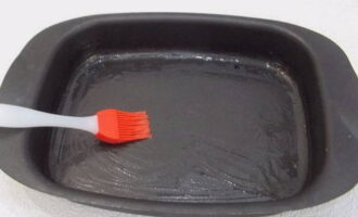 Smörj bakformen med olja och lägg ut den färdiga degen. 