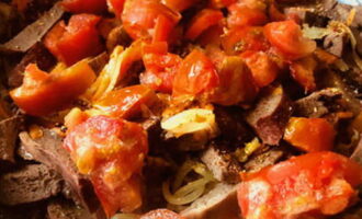 Voeg hierna het gekookte hart toe aan de pan en giet er een beetje water bij. Was de tomaten en snijd ze in kleine blokjes. Doe de tomaten in de pan, breng de ingrediënten op smaak, roer en laat nog 10-15 minuten koken.