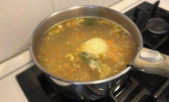 Voeg hierna de geroosterde groenten toe en roer. Voeg naar smaak zout, chili en zwarte peper toe.