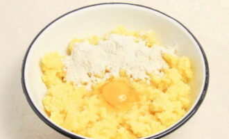 Triturar les patates bullides, afegir un ou i tres cullerades de farina. Barrejar bé. Triturar les patates bullides, afegir un ou i tres cullerades de farina. Barrejar bé.