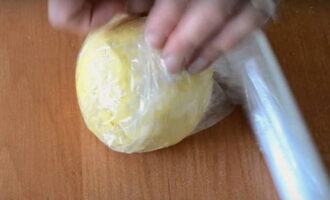 Cán bột thành khúc, dùng màng bọc thực phẩm bọc lại rồi cho vào tủ lạnh khoảng 30 phút.