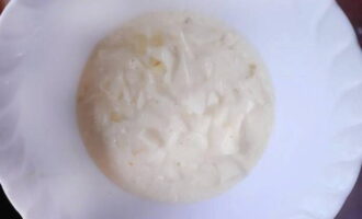 Aboqueu la fruita picada a la barreja de kefir i ous i barregeu. 