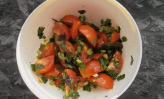 Adăugați dressingul la ingredientele zdrobite, adăugați sare, adăugați zahăr și asezonați după gust, amestecați.