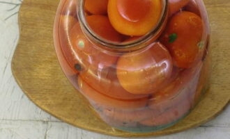 Om groenten te gieten hebben we gekookt water nodig. Giet het in een dunne stroom in de pot zodat het als eerste de lepel raakt (we laten het in de pot zakken zodat de container niet barst).Als de pot helemaal gevuld is met water, bedek hem dan met een deksel en laat hem 20-25 minuten staan. Dit water moet dan in de gootsteen worden afgevoerd.