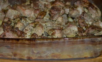 Cu 20 de minute înainte de sfârșitul coacerii, îndepărtați folia pentru a lăsa vasul să se rumenească deasupra. Cartofii cu carne sunt gata la cuptor. Îl poți așeza în farfurii porționate, îl poți decora cu ierburi și servi cu orice legume.