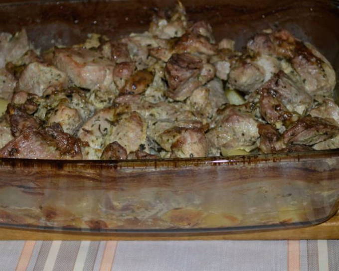 Cartofi cu carne la oale la cuptor