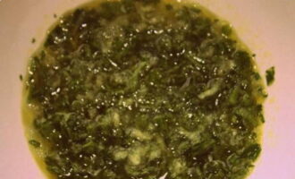 Knoflooksaus bereiden. Meng water met plantaardige olie, gehakte knoflook, kruiden en zout. 
