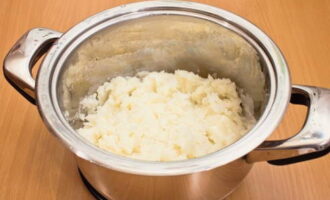 Giet daarna het water voorzichtig af en pureer de gekookte groente tot een puree.