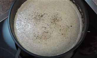 Col·loqueu el puré de xampinyons a la paella, aboqueu-hi el brou restant i remeneu-ho. Porteu la sopa de puré a ebullició i deixeu-ho coure durant 5-7 minuts a foc mitjà. A continuació, afegiu-hi nata, sal i pebre al gust, remeneu.