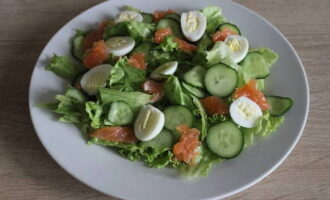 Kook eerst de kwarteleitjes hard, pel ze en snij ze doormidden. Leg de eierhelften op de salade.