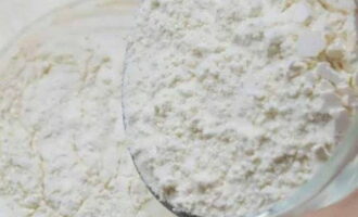 Afegiu dos ous, la mantega suavitzada i afegiu-hi la farina tamisada en petites porcions. A poc a poc anem pastant la massa de mantega. Afegiu dos ous, la mantega suavitzada i afegiu-hi la farina tamisada en petites porcions. A poc a poc anem pastant la massa de mantega.