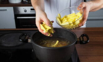 Koka upp köttbuljongen i förväg och sänk ner potatis och stekta grönsaker i den. Koka i 10 minuter.