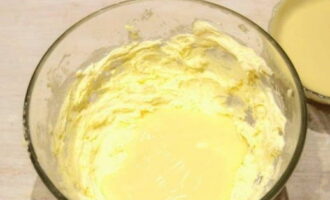 Đổ một lon sữa đặc vào đây và thêm một chút vanillin để tạo hương vị.